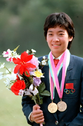 图为获得第23届奥运会女子高低杠金牌的马燕红.