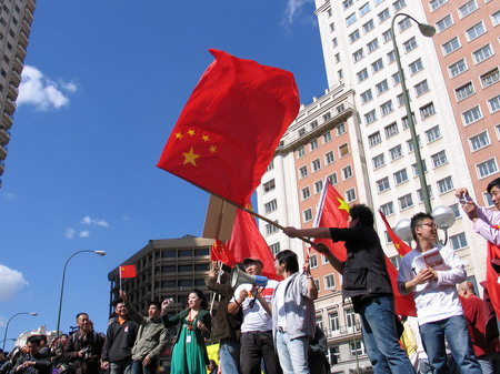 西班牙华人华侨举行游行集会支持北京奥运 (3)