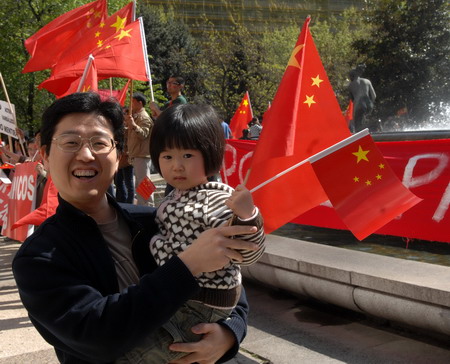 西班牙华人华侨举行游行集会支持北京奥运 (2)