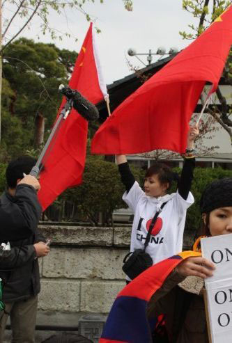 日本美女高举五星红旗 (3)
