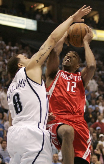 06年火箭落败爵士后CCTV5播放的那首歌是什