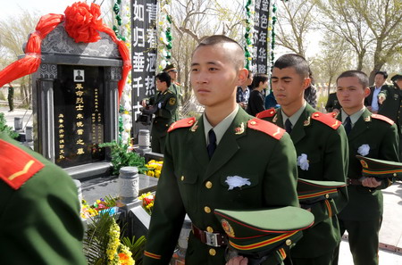 新疆为消防模范卫士朱晓雷举行安葬仪式 (4)