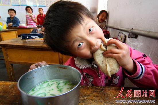 组图:山区孩子的午餐 (4)