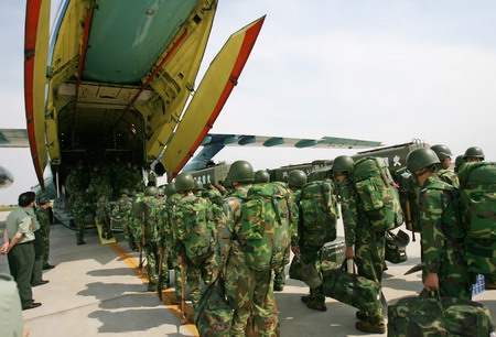 组图:驻武汉空军飞赴四川救灾