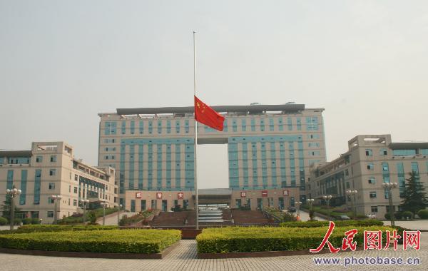 四川眉山:下半旗哀悼5·12汶川大地震遇难者