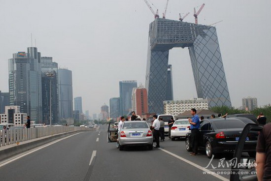 北京东三环与国贸附近为汶川大地震遇难者默哀