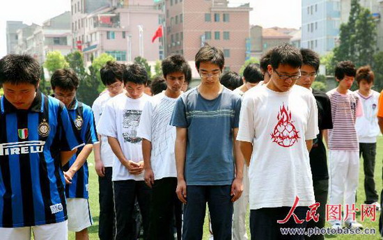 浙江林学院学生为四川大地震遇难者默哀