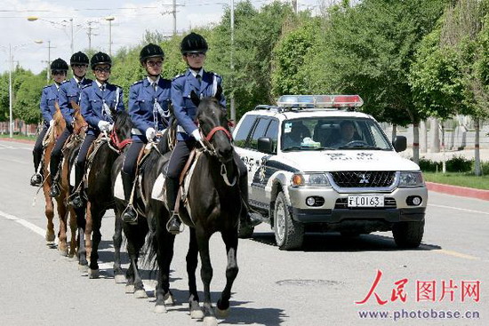 新疆巴里坤县:哈萨克姑娘骑马巡逻展英姿