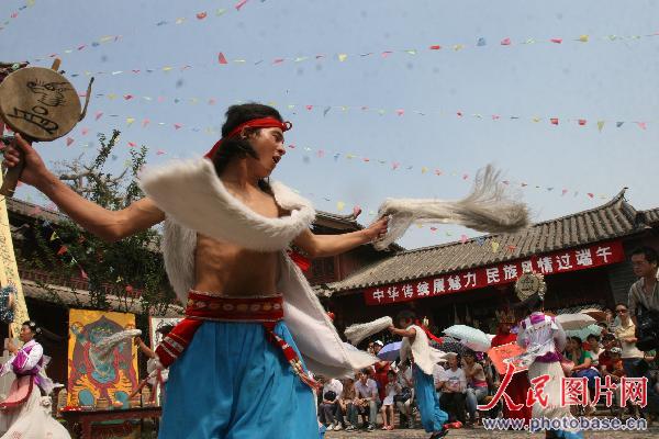 北京:各民族同胞共度端午节 (2)