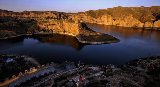 晨曦中的内蒙古清水河县老牛湾黄河峡谷段(6月