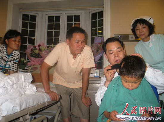 背出两名昏迷同学的9岁小英雄林浩在沪种发