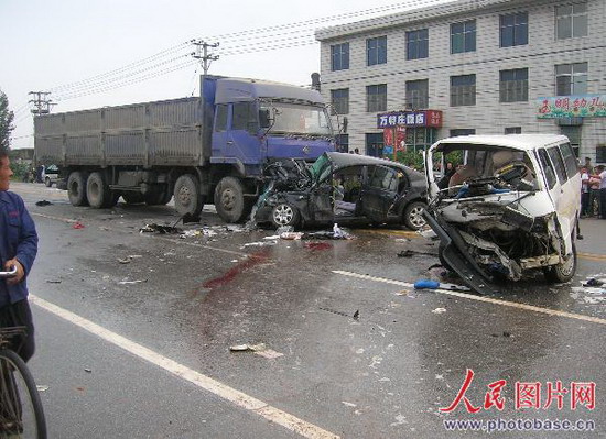 大连丹大高速公路发生严重交通事故 4人死亡1
