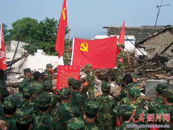 四川内江57名民兵在灾区废墟上宣誓入党