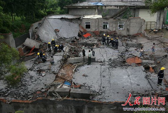 组图:厦门500平米修车厂房轰然倒塌 (3)