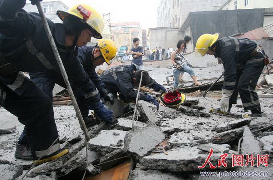 组图:厦门500平米修车厂房轰然倒塌