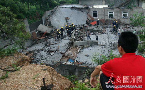 组图:厦门500平米修车厂房轰然倒塌 (2)