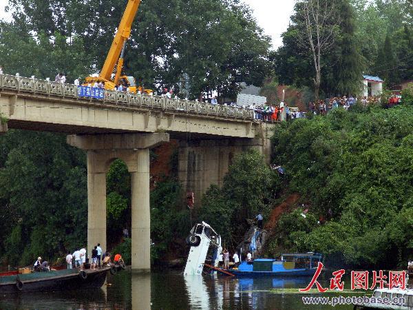 湖北:荆州旅游客车宜昌坠河 5人遇难 4人失踪