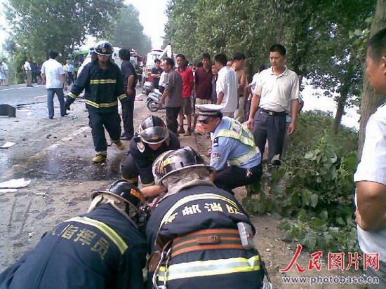 组图:江苏高邮发生特大交通事故 造成7死8伤 (