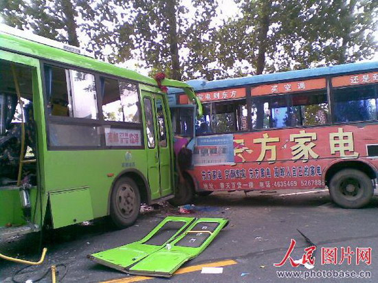 组图:江苏高邮发生特大交通事故 造成7死8伤 (