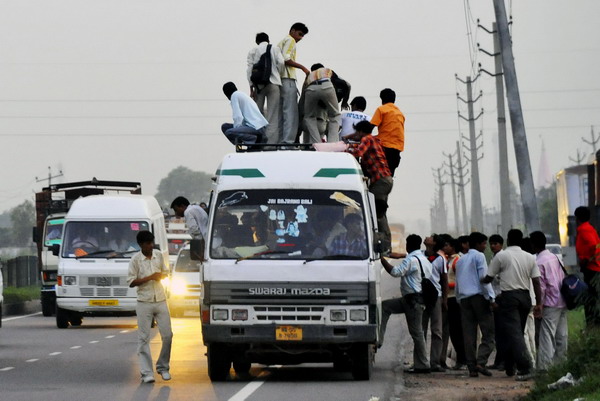 组图:印度街头危险的旅途