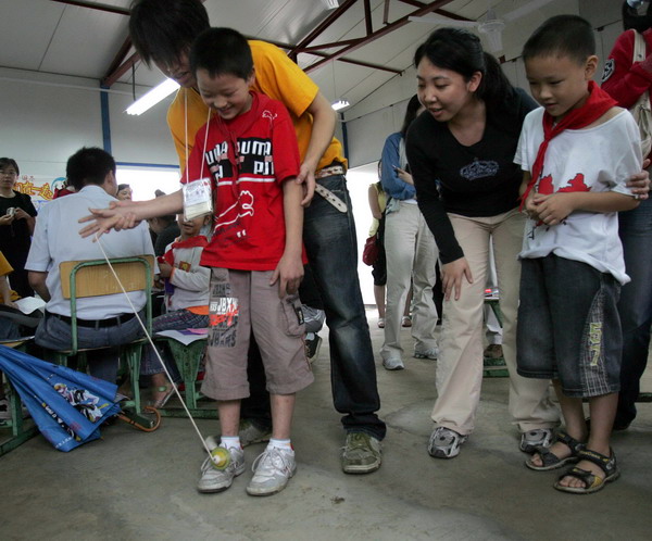 组图:日本地震孤儿团看望四川地震灾区儿童
