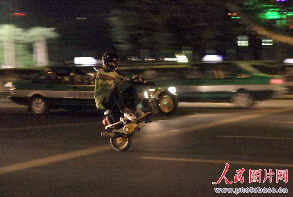 石家庄:两摩托车快车上竟玩单轮竞赛