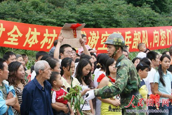 真情潮涌动什邡:空降兵部队撤离灾区目击记 (3)