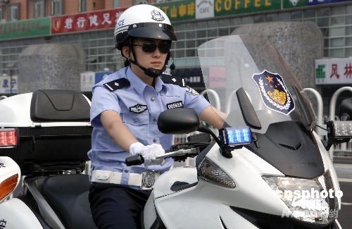 组图:北京女骑警保障平安奥运