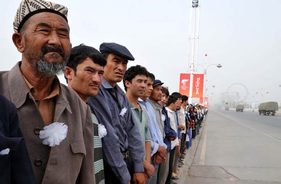 新疆喀什为遭暴力袭击牺牲的16名烈士举行追