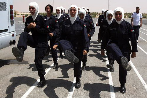 组图:约旦女警出操