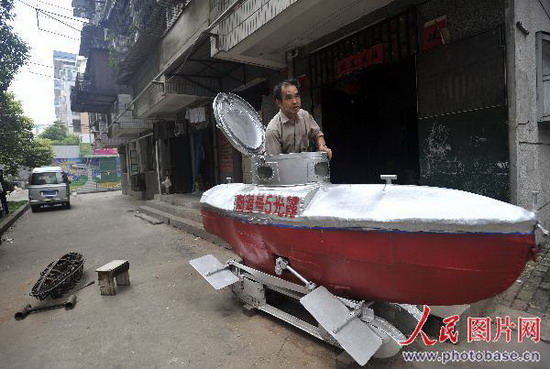 武汉农民造潜艇失败耗尽家产 转造迷你版