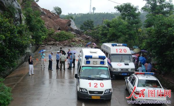 暴雨致重庆云阳大面积山体滑坡 渝东要道被堵