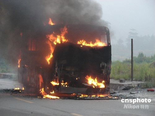 组图:大巴车突起大火被烧成空壳