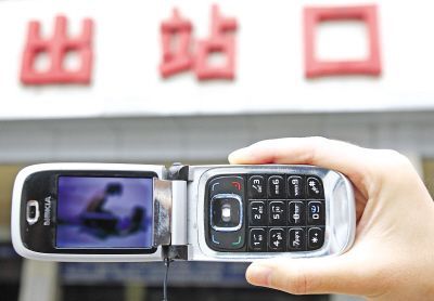 乘警的大声质问令周边的<em>男女</em>