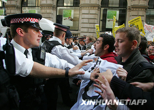 伦敦反对救市游行 群众与警察发生冲突 (3)