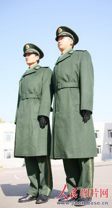 七中队举行"武警07式冬常服"着装演示,这是身着常服大衣的武警官兵