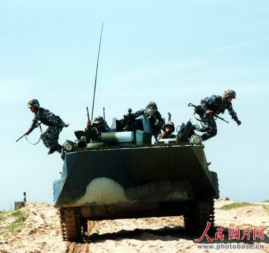 组图:中国海军陆战队实兵演练提升战斗力