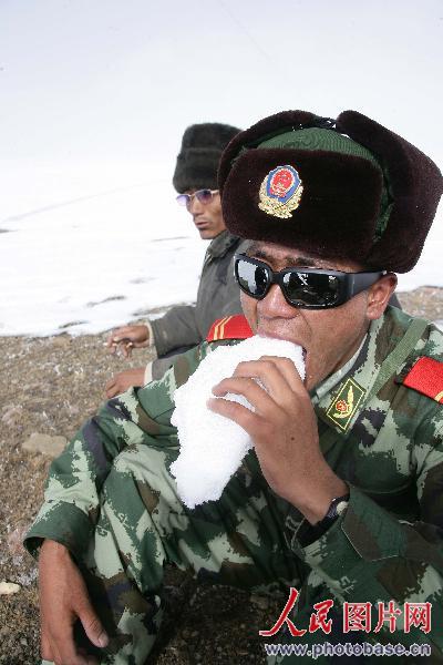 西藏山南地区遭遇暴风雪 武警官兵雪地大营救