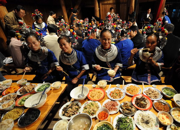 百家宴也称"合拢饭",是侗族群众招待客人的