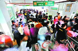 广州儿童医院收费系统瘫痪 现场约千人排队