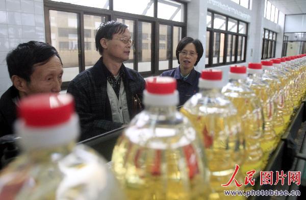 组图:上海市民走进食品生产车间了解食品安全