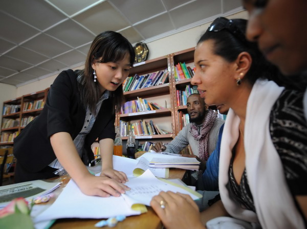 11月14日,中国女青年赵茹静在埃塞俄比亚首都亚的斯亚贝巴为埃塞学员