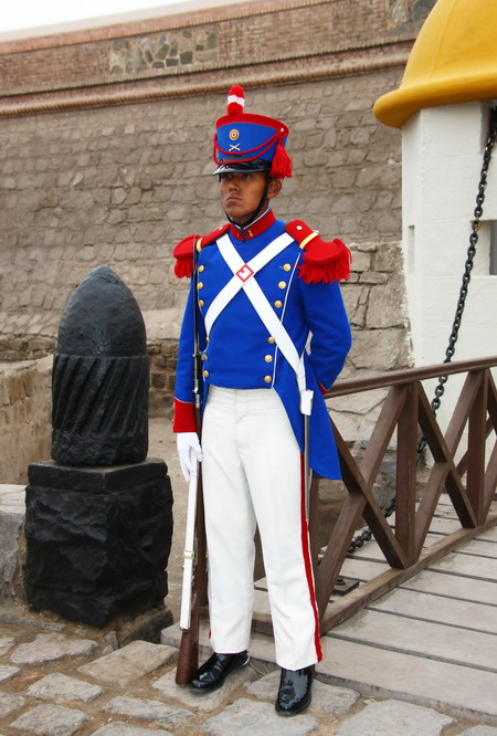 11月17日,一名身穿旧式军服的士兵在秘鲁皇家费利佩城堡入口处站岗.