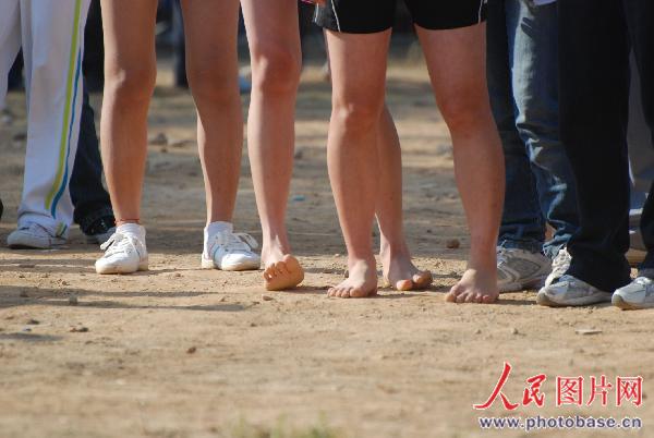 一群高二<em>女生</em>光着<em>脚丫子</em>等候比赛