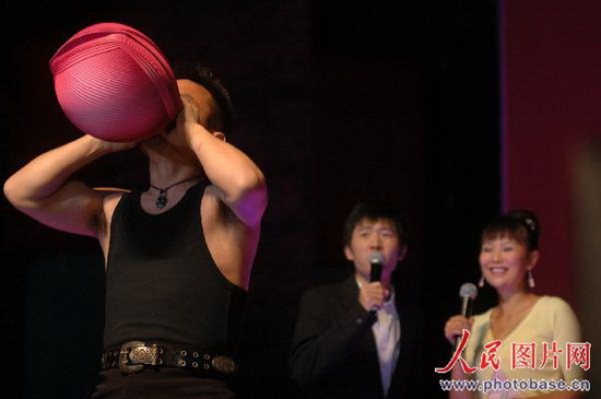湖南株洲:眼睛吹气球+吹爆热水袋