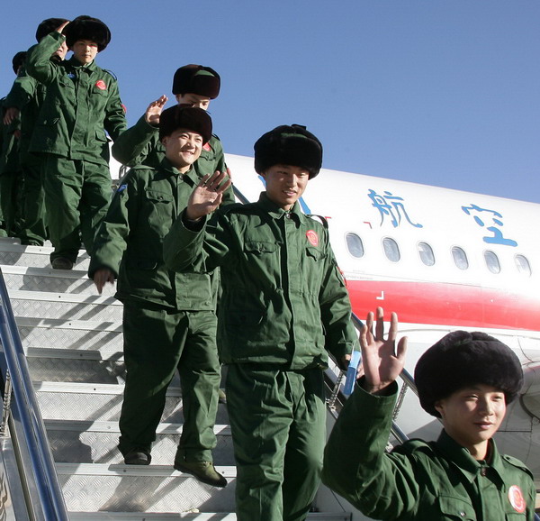 武警部队2009年度首批进藏新兵抵达拉萨