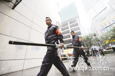 重庆:又见高空坠物 钢管夺人性命