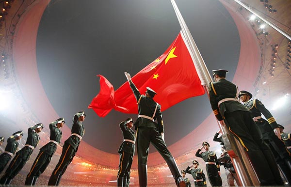 8月8日,北京奥运会开幕式现场,中华人民共和国国旗冉冉升起.