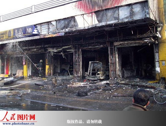组图:北京海淀区一汽车美容店发生火灾