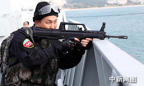 组图:中国海军护航舰队队员进行轻武器演练